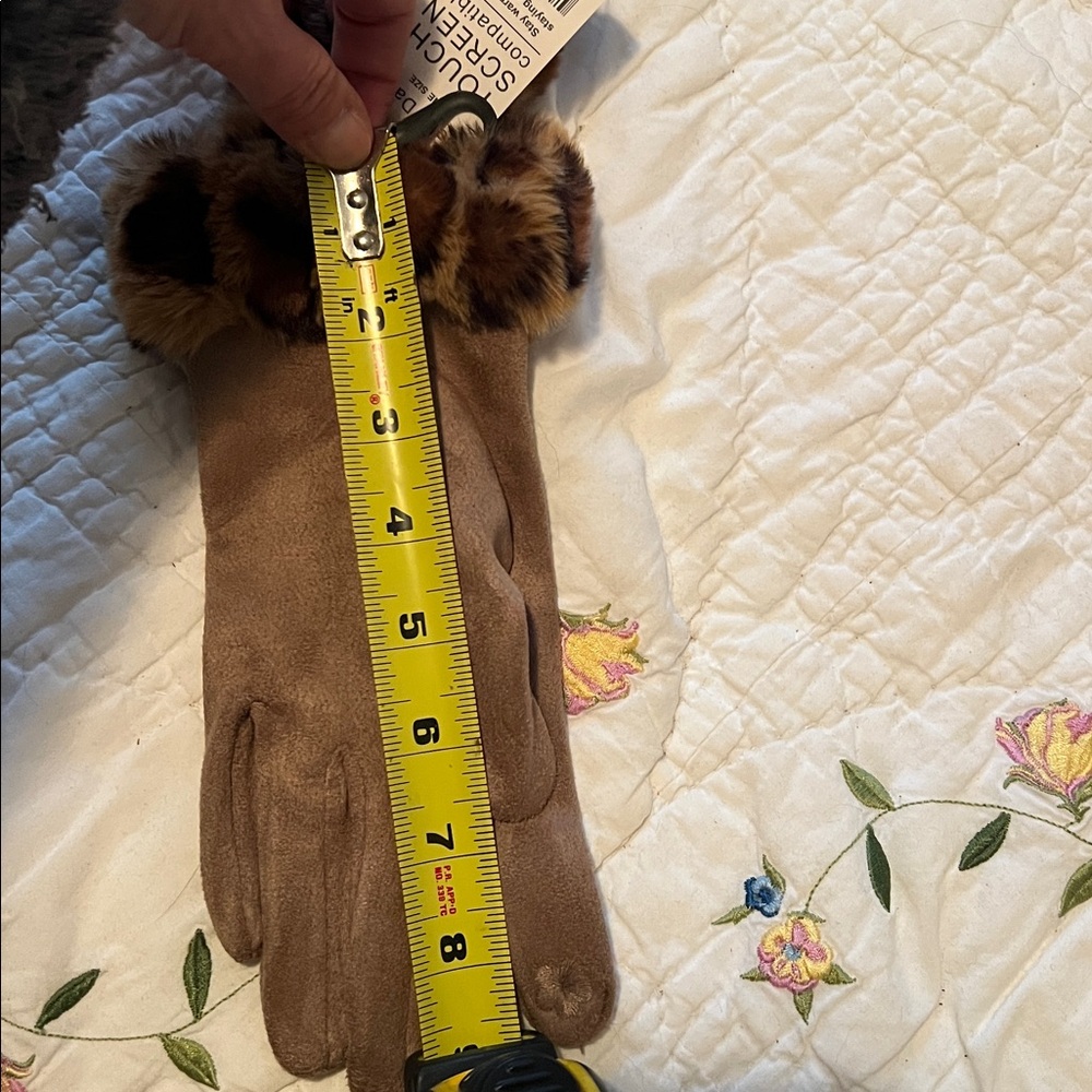 NWT Elegant Tan Gloves with Leopard Print Trim - Picture 2 of 4